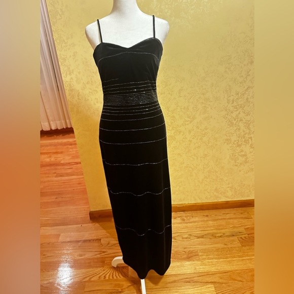 Elegant Black Evening Dress - Picture 9 of 9